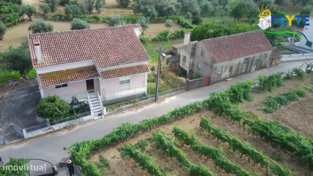 Moradia T3 composta por dois pisos situada em Várzea dos Cavaleiros