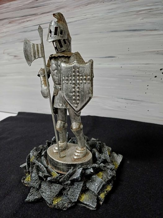 Soldado medieval em metal