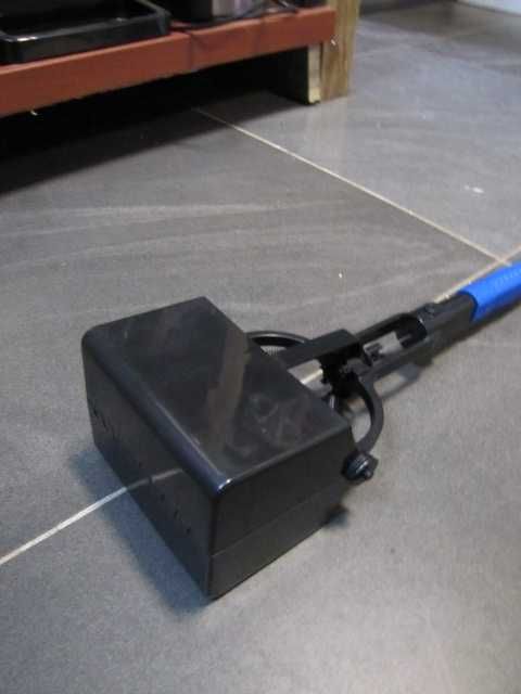 Łopata do zbierania psich kup odchodów z trawnika automatyczna