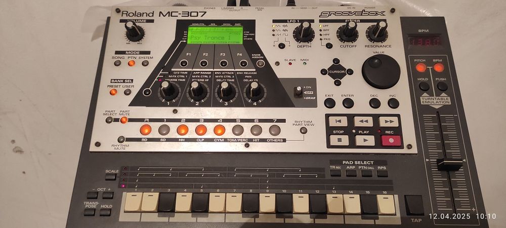 Roland MC-307 groovebox