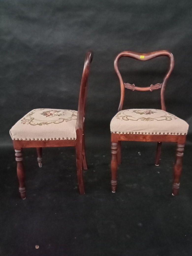 Dwa krzesła wyszywana tapicerka Antyk