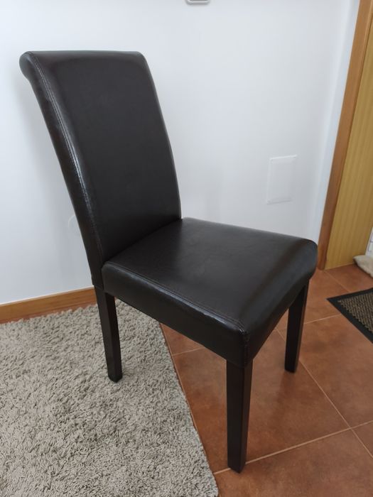 Mesa extensível com 4 cadeiras como novas vendo á melhor oferta