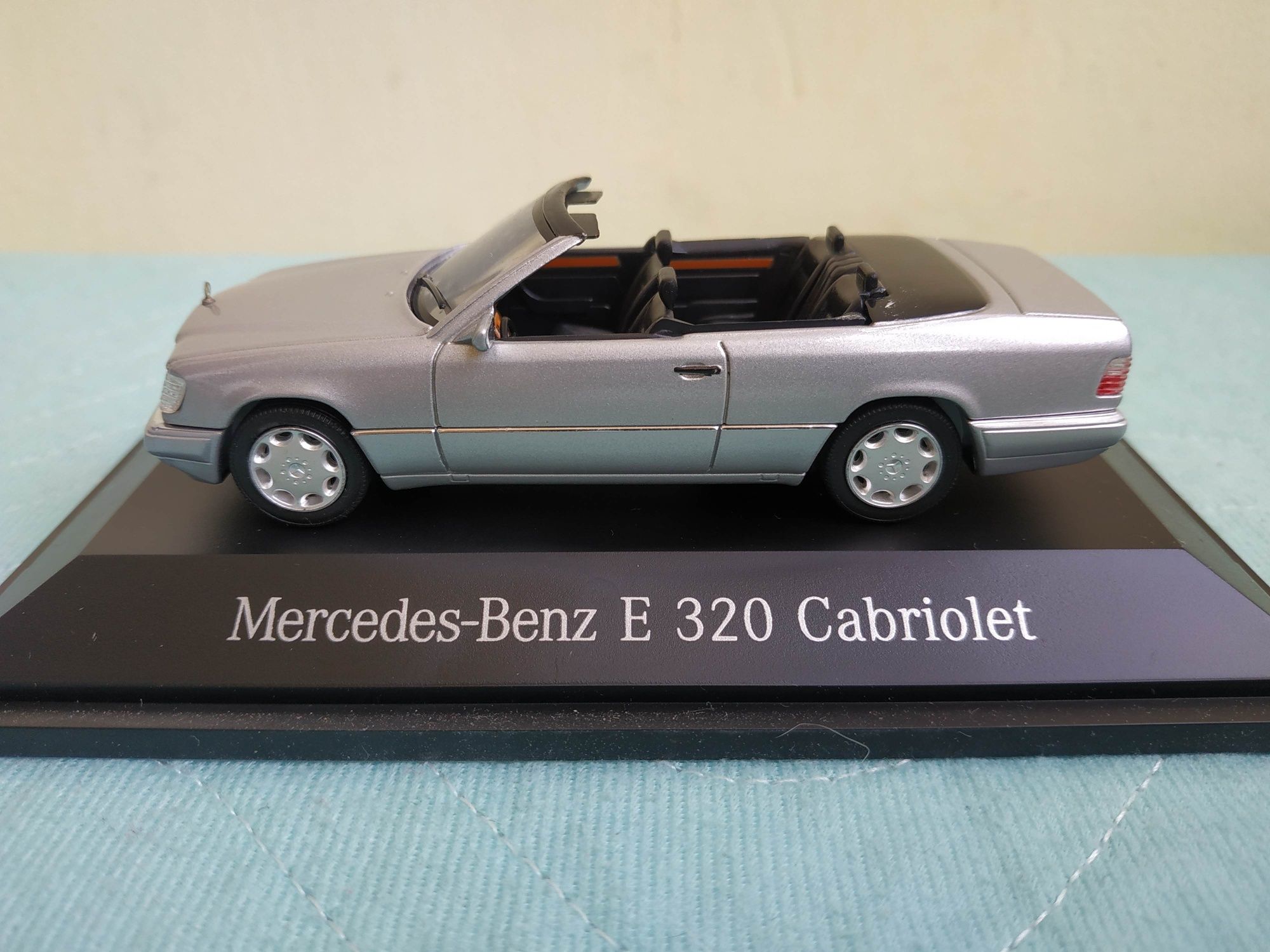 Масштабная модель 1:43 автомобиля Mercedes-benz E320 cabriolet. Herpa.