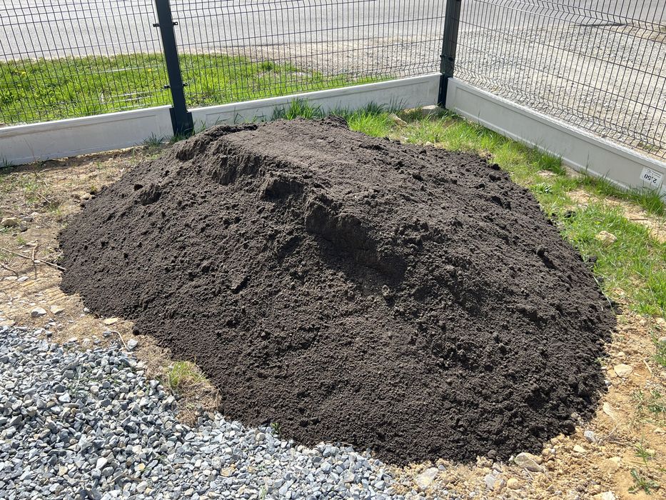 Humus/czarnoziem/przesiana ziemia ogrodowa/warzywniak/ogród/trawnik