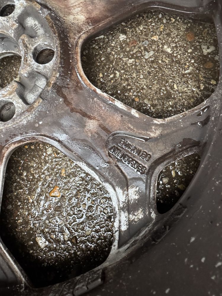 Ford Mondeo Alufelga z przebitą oponą 19”