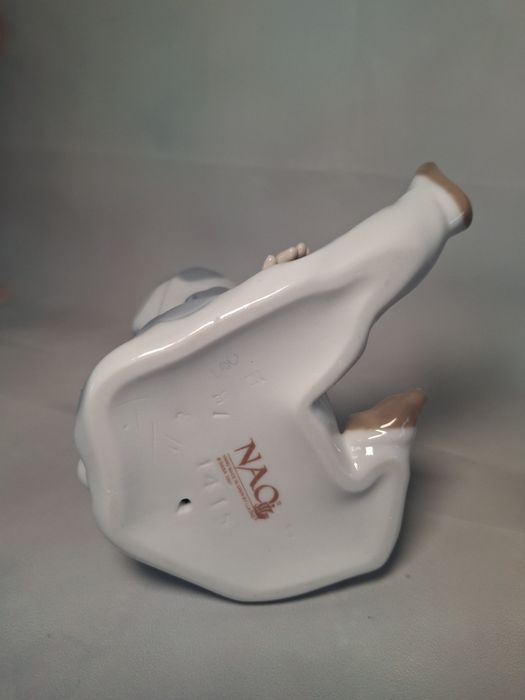 Porcelanowa figurka NAO chłopczyk w piżamie