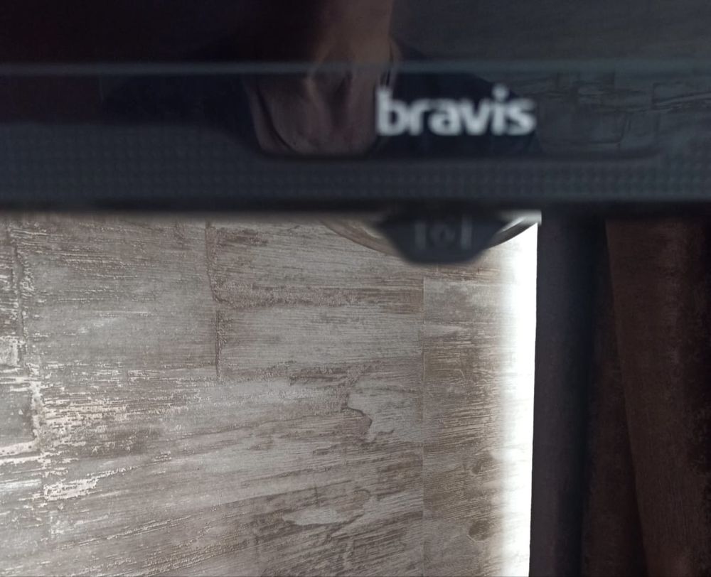 Телевизор Bravis 32 дюйма с кронштейном