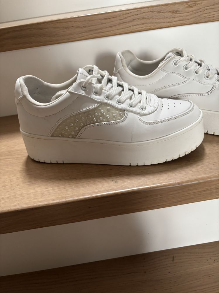 Buty sportowe na platformie 38