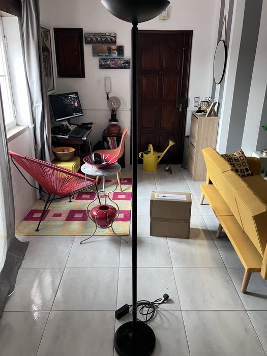 Candeeiro de Pé preto em metal