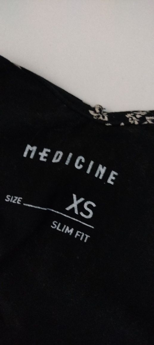 Czarne body z kwiatowym wzorem Medicine