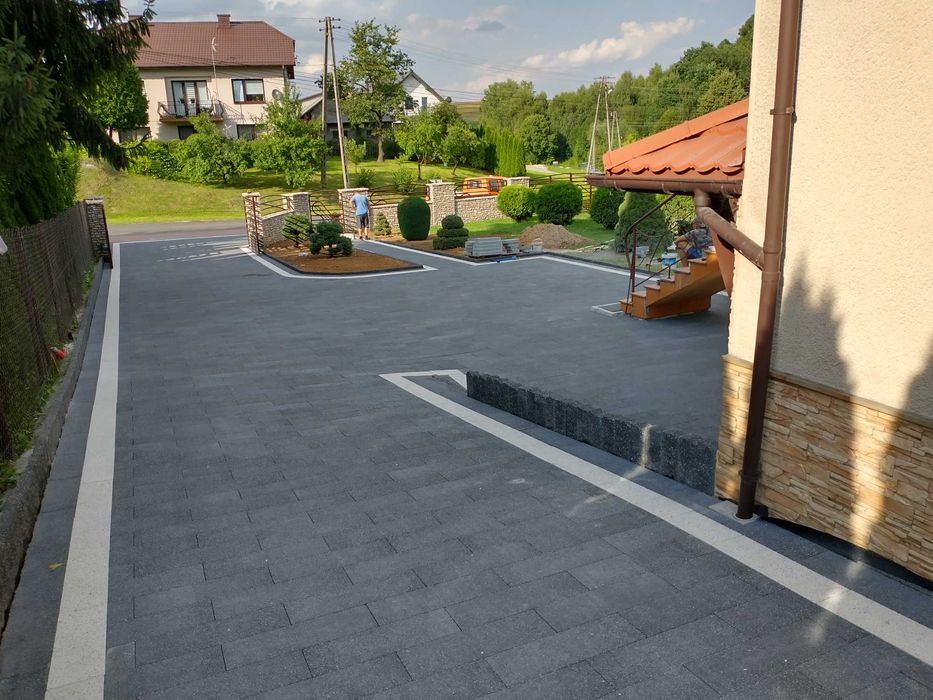 Brukarstwo, Układanie kostki brukowej, Usługi brukarskie