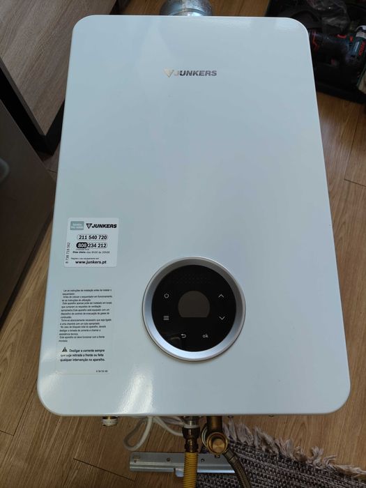 JUNKERS
Aquecedor estanque de gás natural HYDRONEXT 5700 S 17-4