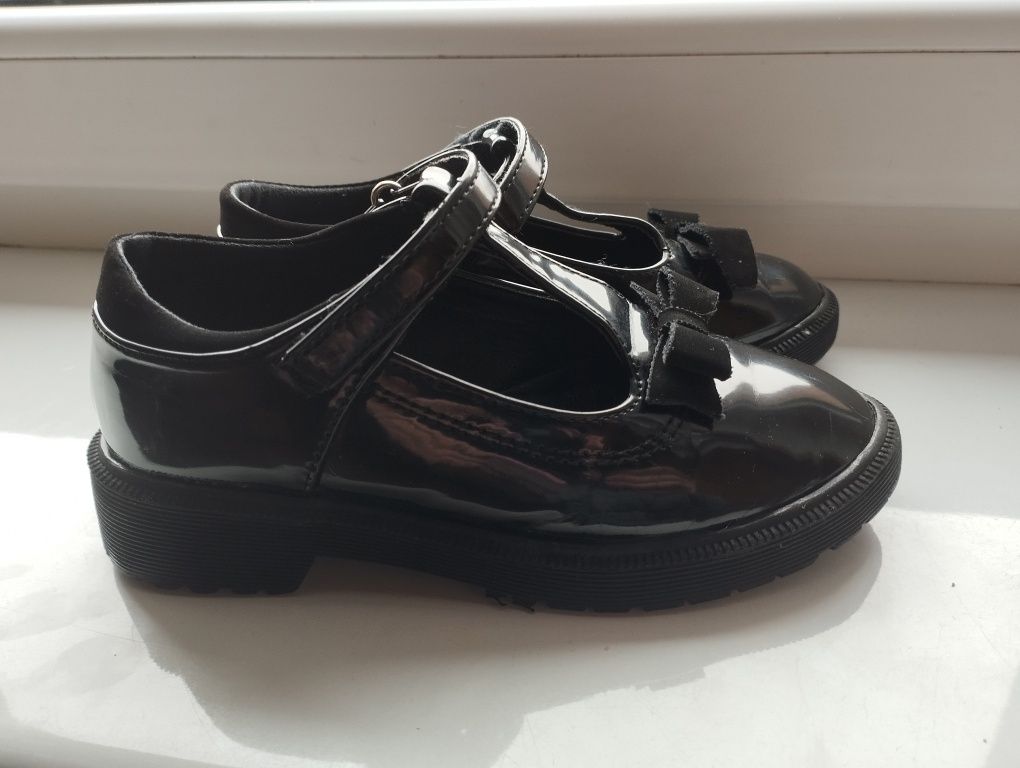 Buty dziewczęce czarne lakierowane półbuty 30
