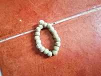 pulseira verde de bolinhas