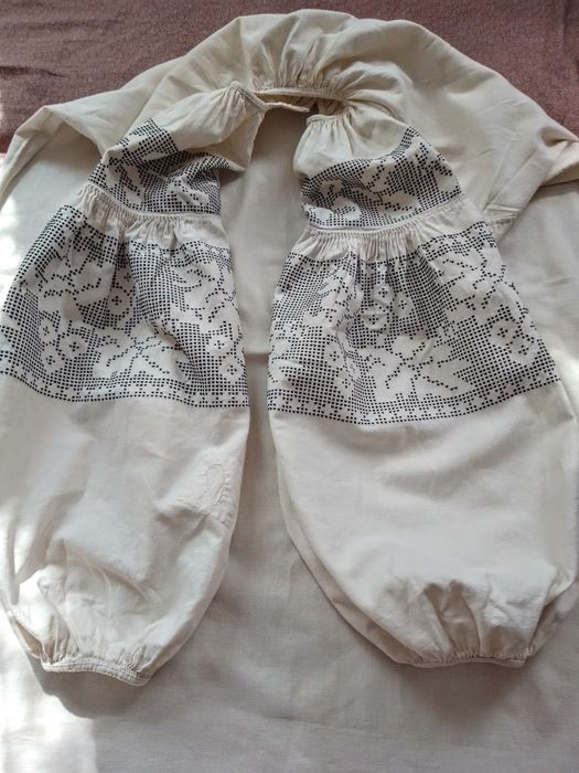 Старовинна, вишита сорочка.