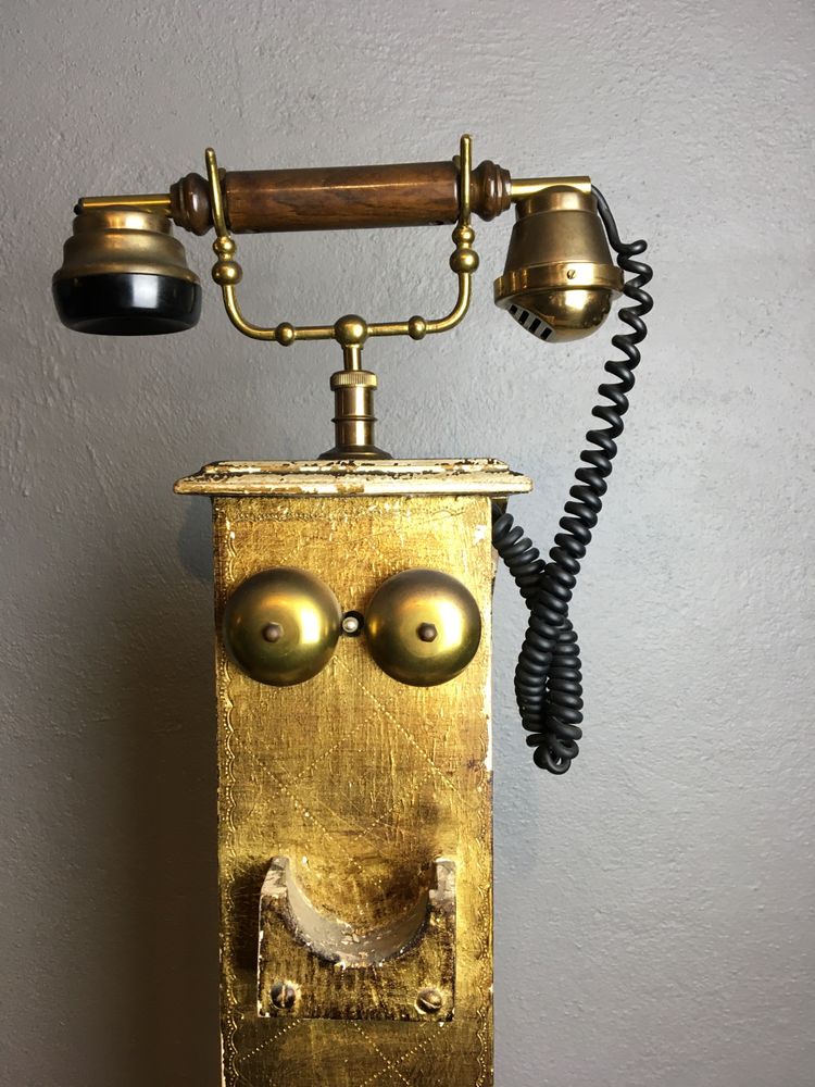 Telefone antigo em coluna pintado em talha dourada