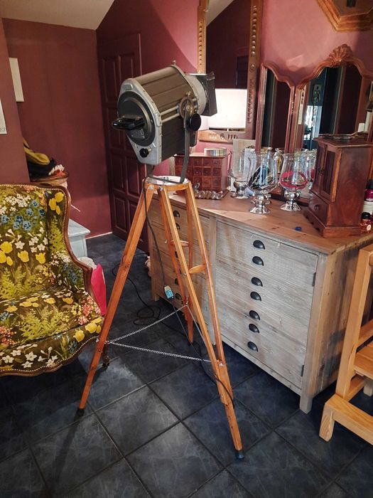 Lampa estradowa loft na trójnogu.