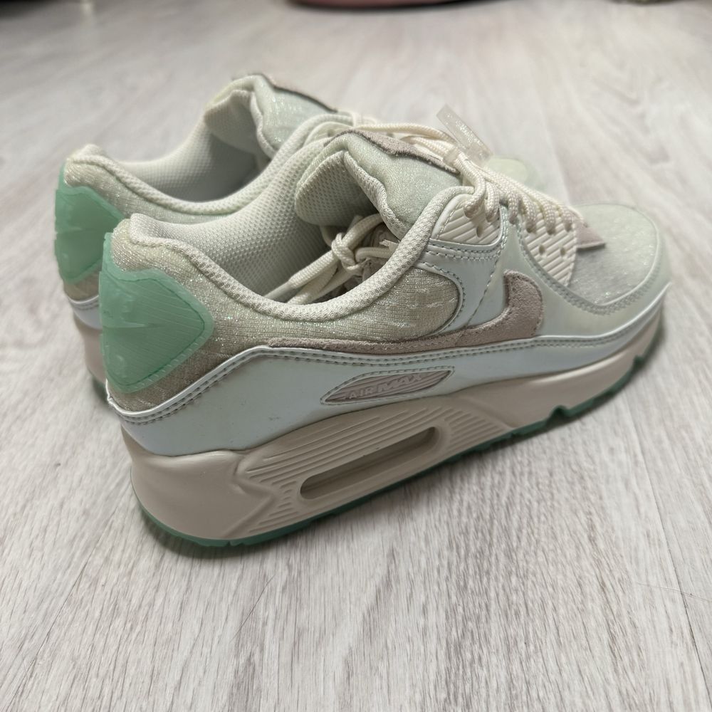 Продам женские кроссовки Nike Air Max, размер 38.5