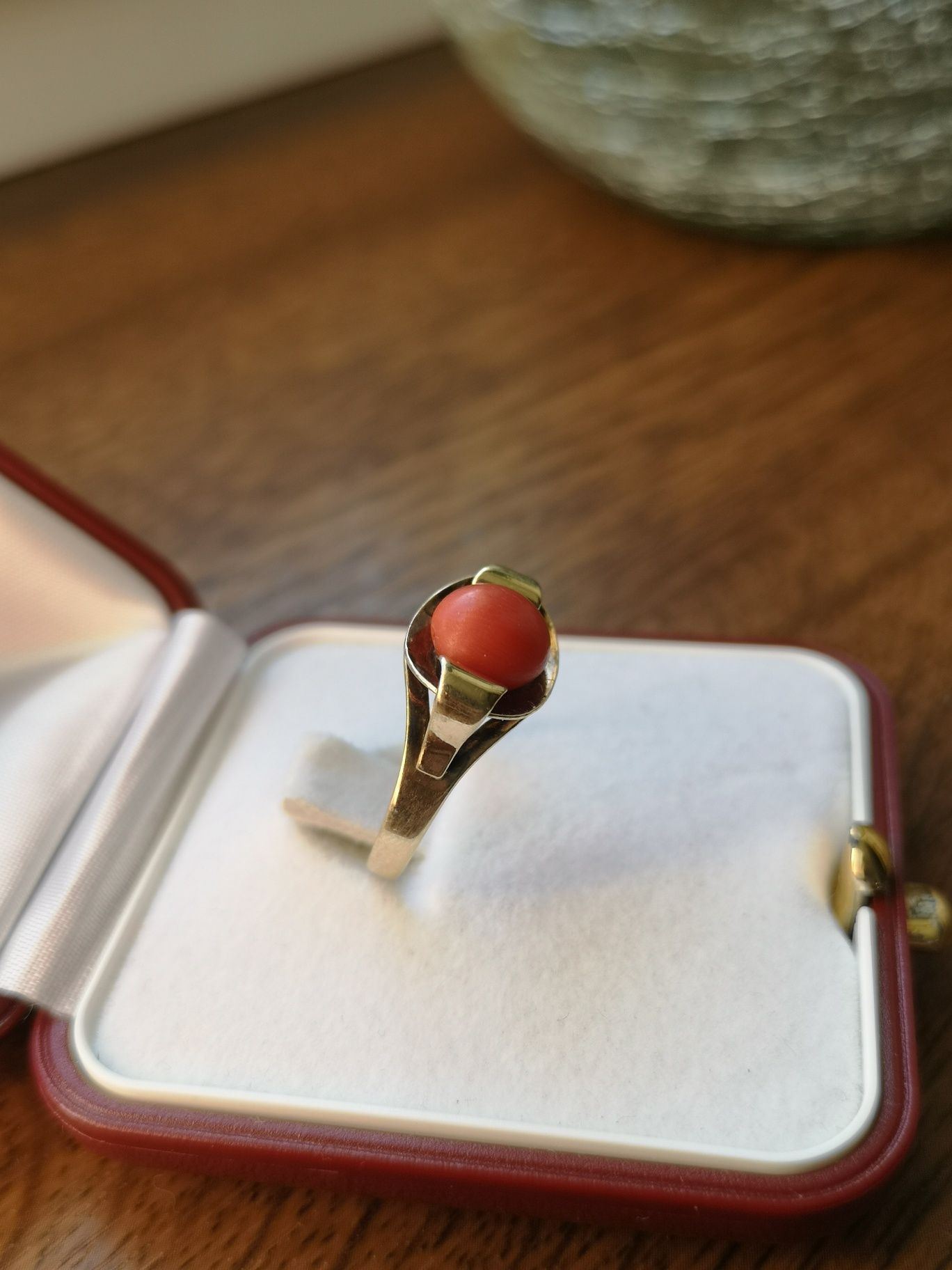 śliczny dawny złoty pierścionek z naturalnym koralem szlachetnym złoto