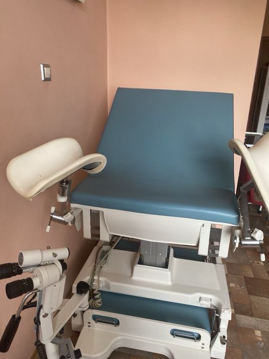 Гінекологічне крісло, шкіряне, з підніжками в ідеальному стані, автома
