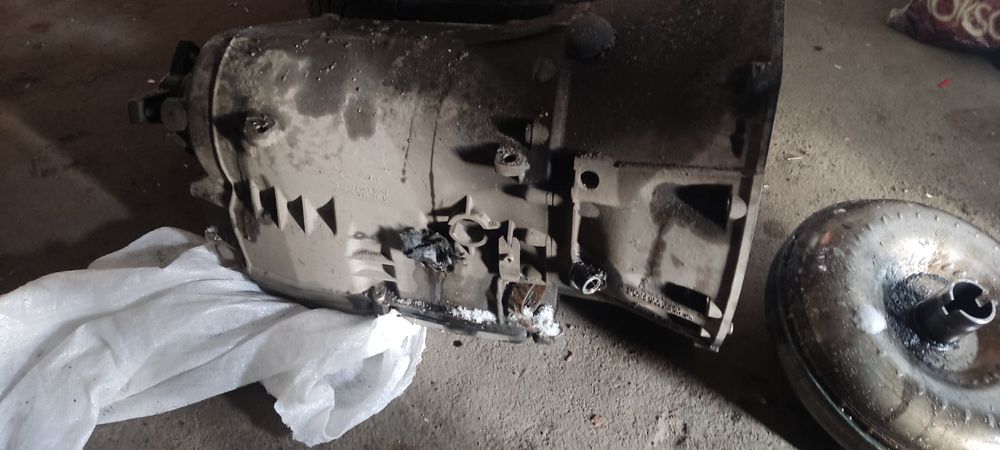 Коробка mersedes e211 під реставрацію