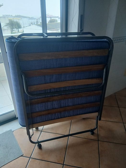 Cama desdobrável de solteiro