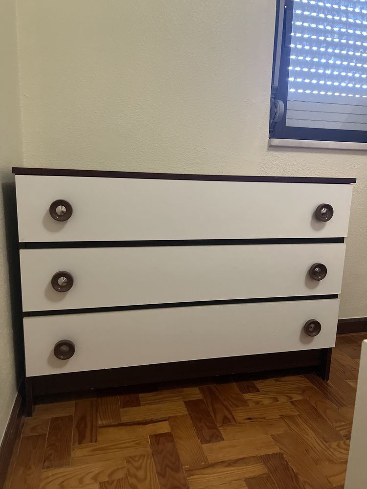 Cómoda com gavetas