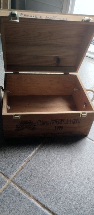 Várias caixas em madeira de vinhos em bom estado sem tampa.