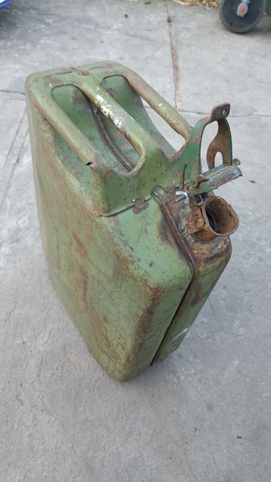 Продам канистру на 20 л