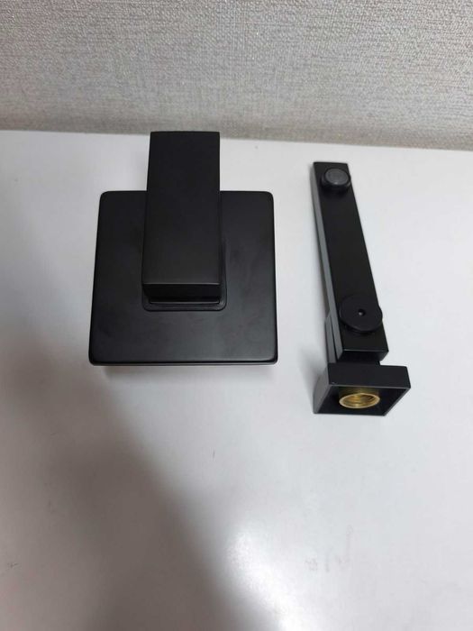 Смеситель для ванной  матовый чёрный, настенный  поворотный излив 180°