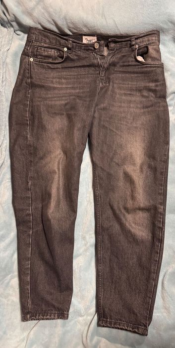 Серые джинсы от бренда staff