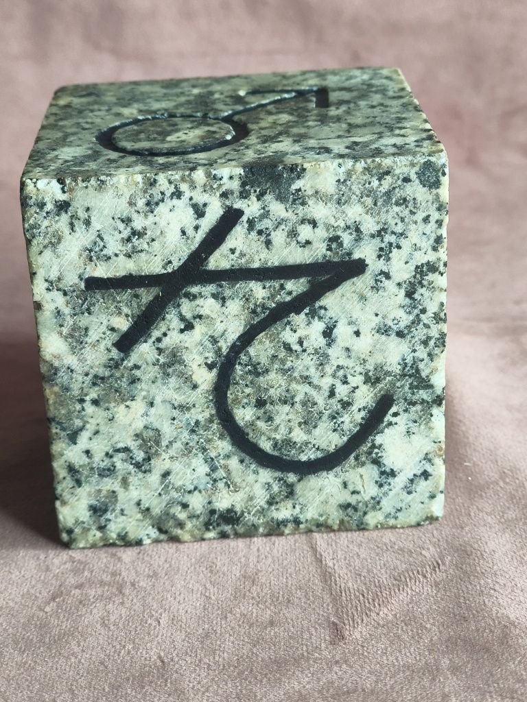 Kostka granitowa z wyciętymi symbolami planet 83