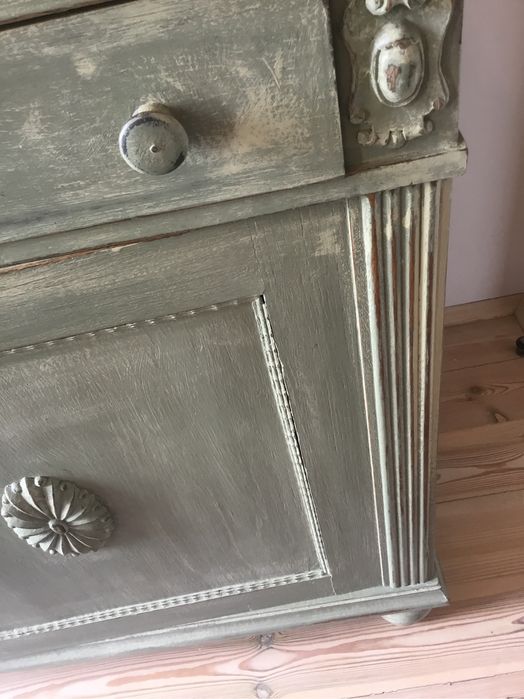 Stary przedwojenny kredens