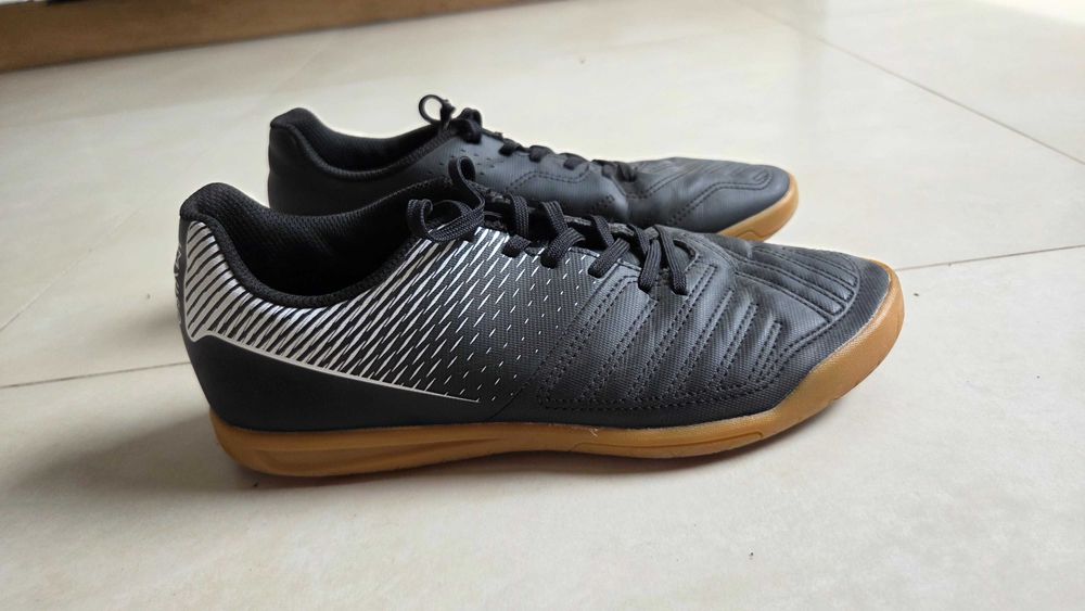 Buty decathlon chłopięce 39 do piłki