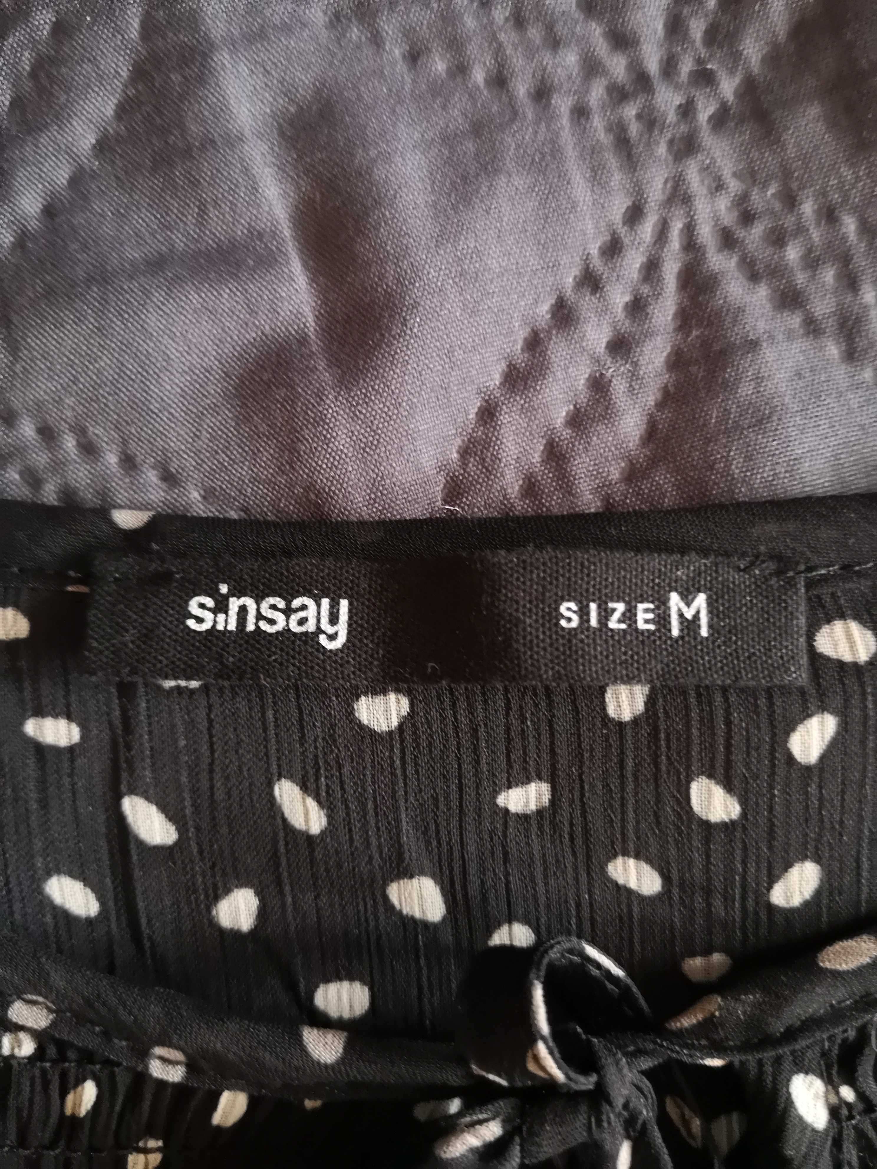 Czarna sukienka w kropki