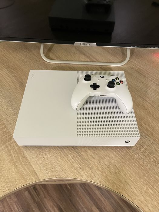 продам XBOX ONE S Digital Edition 1TB