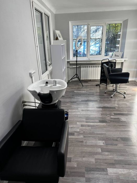 Робоче місце перукаря/ колориста/ майстра по модифікації/ нарощенню