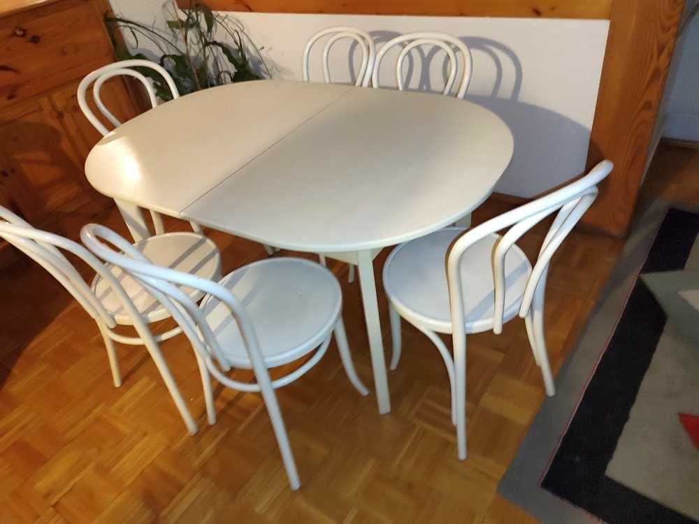 biały rozkładany  stół z krzesłami