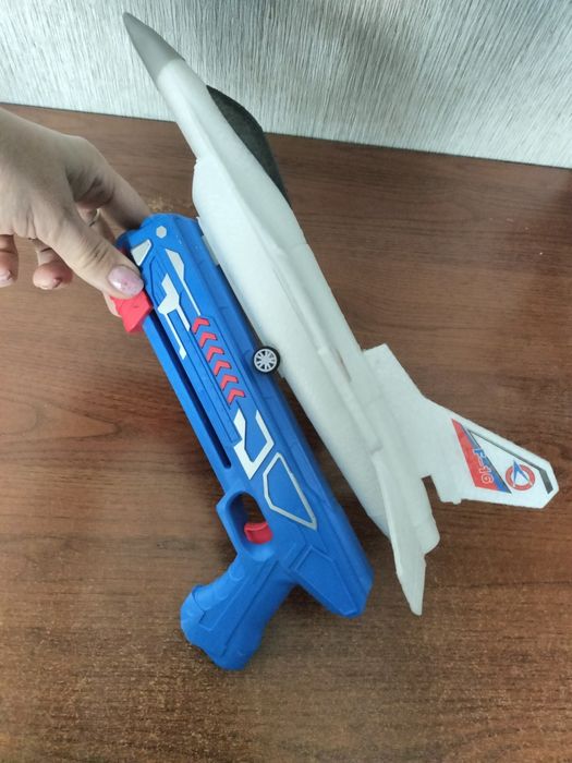 Дит іграшка.пістолет і F16