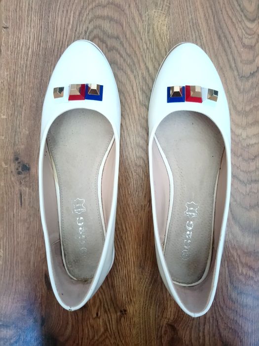 Lakierowane baleriny, białe/ecru, rozmiar 39 (25cm), stan bardzo dobry