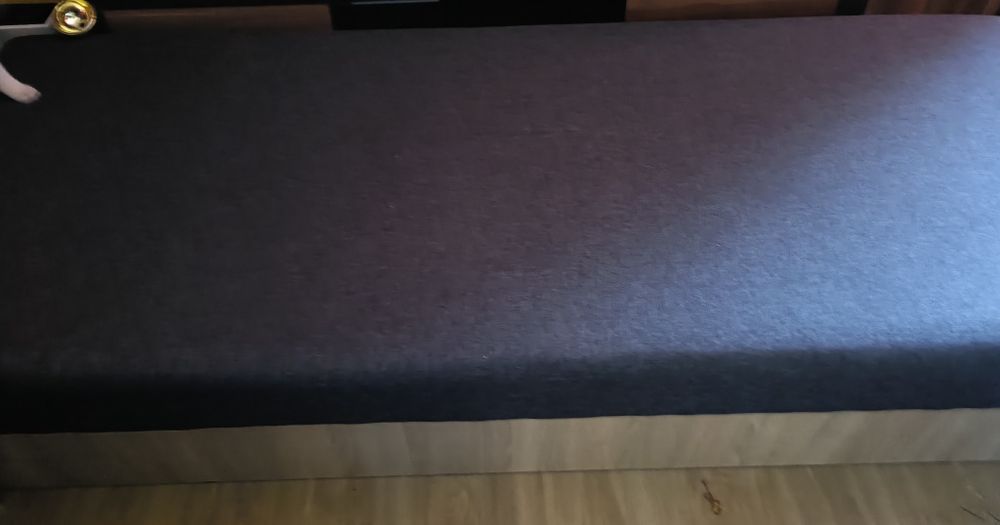 Tapczan, łóżko. Jednoosobowe