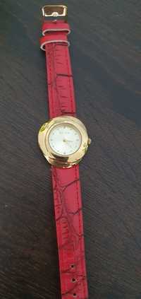 Zegarek Avon na czerwonym pasku.