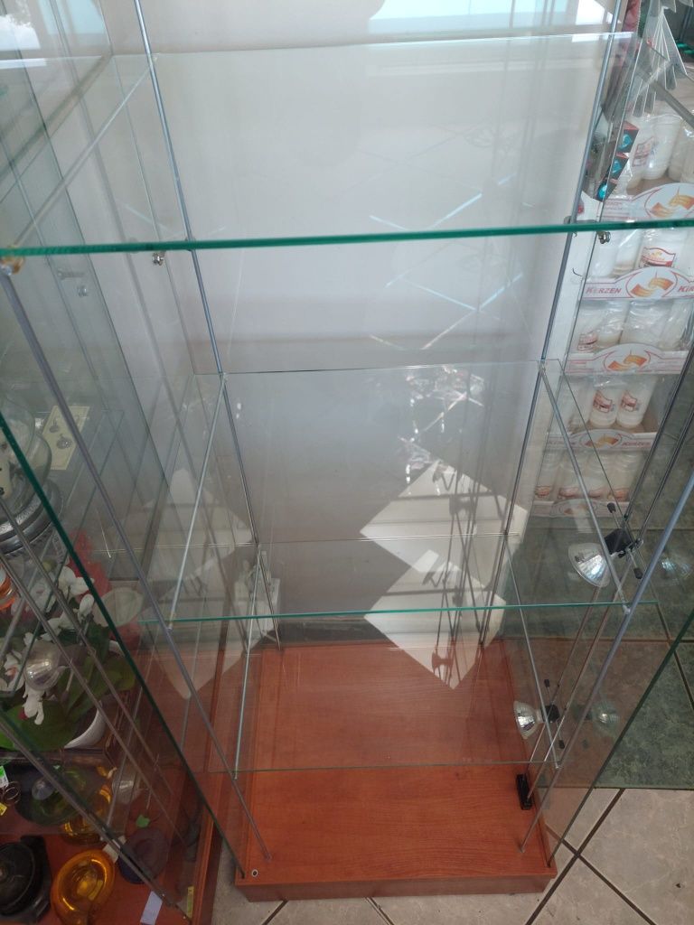 2 szklane gabloty