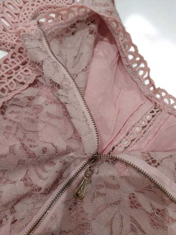 Top Curto Rosa Bebé em Renda com Detalhes Ondulados – Sem Marca