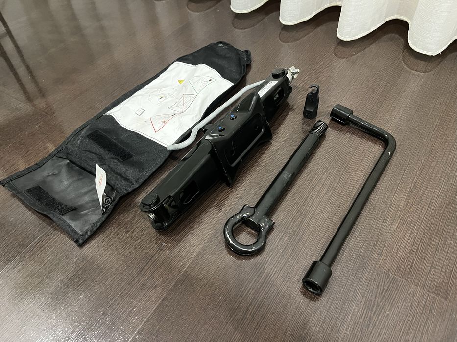 Kit Ferramentas pneu suplente Renault - Novo / Original