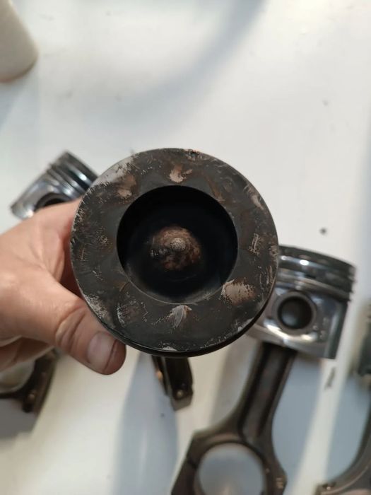 Piston / Pistons - BMW 2.0 Diesel ( N47 )