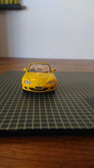 Miniatura de Mazda MX-5 miata em escala 1/43