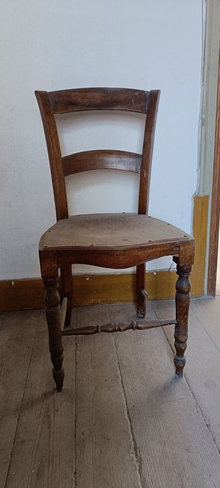 Linda cadeira a precisar de carinho