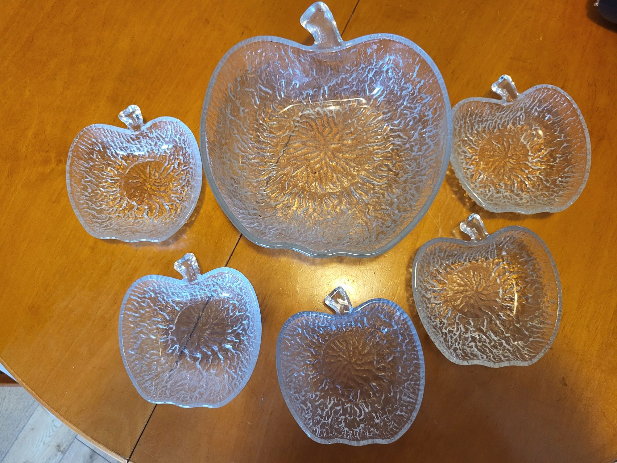 Salaterki, miski szklane jabłka, w kształcie jabłek