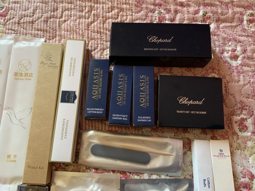 Отельный набор (бритва Chopard, тапочки, крем, шампунь, паста, 20 пред